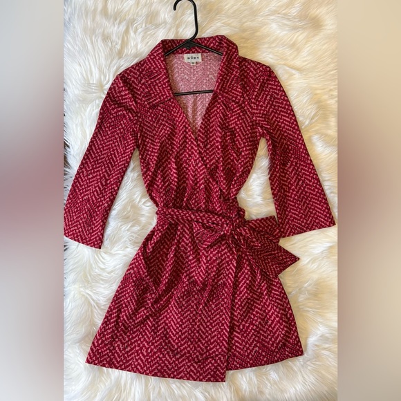 Wrap Dress Belted 70’s style Point Collar V Neck 3/4 Sleeve Red Printed Size S - Picture 4 of 8